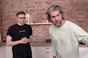 Investor Nils Glagau kocht mit isaac nutrition Gründer Tim Dapprich Insekten-Pasta