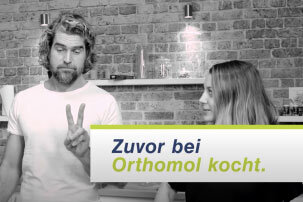 Nils Glagau kocht in der Orthomol-Küche ein leckeres Pasta-Gericht