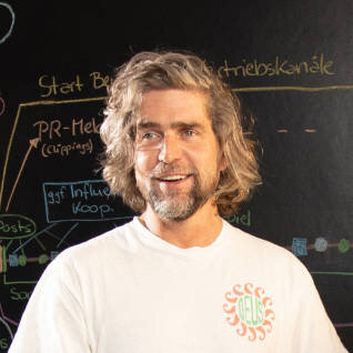 Nils Glagau ist Geschäftsführer des Familienunternehmens Orthomol mit Sitz in Langenfeld sowie Chef der Rock B(r)and GmbH und hat in das Start-up der „CO’PS“ investiert. Nils Glagau ist Geschäftsführer des Familienunternehmens Orthomol mit Sitz in Langenfeld sowie Chef der Rock B(r)and GmbH und hat in das Start-up der „CO’PS“ investiert.