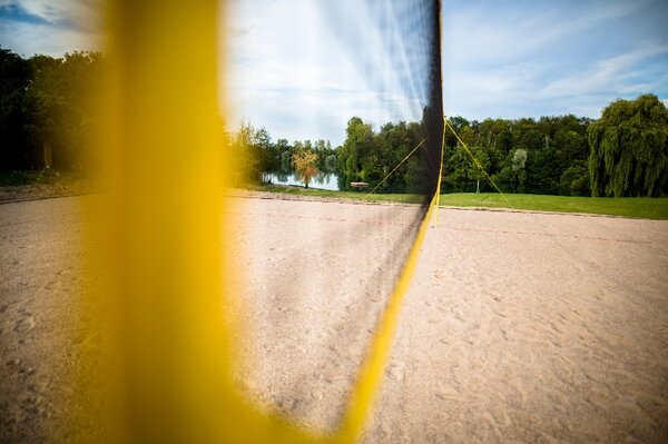 Das Haus am See von Nils Glagau, Kopf der Rock B(r)and, bietet kreative Pausen, z.B. mit einer Runde auf dem hauseigenen Volleyballplatz.
