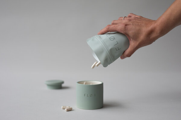 FLØR Basis ist ein Nahrungsergänzungsmittel mit Probiotika, Präbiotika und Postbiotika für eine gesunde Darmflora.