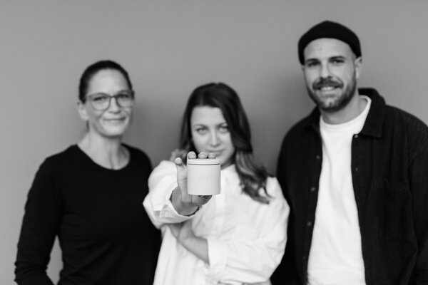 Hinter FLØR steht ein Team von Orthomol: Melanie Tillert, Dennis Inden-Lohmar und Karoline Vogt.