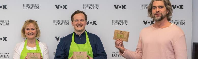 Kerstin Hansen (54) und Louis Lowe (26) – Mutter und Sohn – sichern sich bei "Die Höhle der Löwen" (DHDL) mit dem Löwen Nils Glagau einen Deal für Laxplum, eine fermentierte grüne Pflaume, die beim Abführen helfen soll.