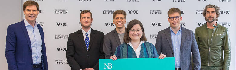 Nils Glagau & Carsten Maschmeyer mit dem Gründer-Team von "NetzBeweis"