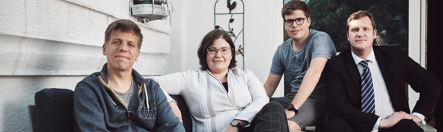 Das Gründer-Team von "NetzBeweis" hat eine Software entwickelt, um Betroffenen von Hasskommentaren und Cybermobbing im Internet zu helfen, rechtliche Schritte einzuleiten. Die Gründer sind: Katharina Bisset, Thomas Schreiber, Philipp Omenitsch & Michael Lanzinger