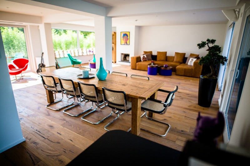 Das Wohnzimmer vom Haus am See von Nils Glagau, Kopf der Rock B(r)and, bietet kreative Pausen, z.B. mit einer Jam-Session an der E-Gitarre.