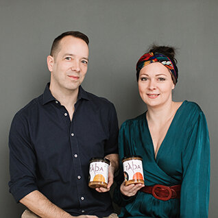 Das Gründer-Duo des Start-ups TADA Ramen besteht aus Matthias Bruckhoff und Jessica Bruckhoff, die sich der japanischen Nudelsuppe widmen. Das Gründer-Duo des Start-ups TADA Ramen besteht aus Matthias Bruckhoff und Jessica Bruckhoff, die sich der japanischen Nudelsuppe widmen.