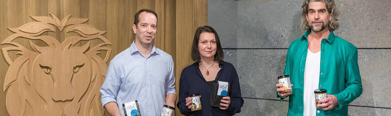 Nils Glagau zusammen mit dem Gründer-Duo des Start-ups TADA Ramen besteht aus Matthias Bruckhoff und Jessica Bruckhoff bei "Die Höhle der Löwen".