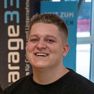 Tobias Hubbes ist einer der GrĂŒnder der lynes App, mit der Pendler und Reisende Punkte sammeln, indem sie umweltfreundliche Wege mit öffentlichen Verkehrsmitteln oder zu FuĂ zurĂŒcklegen. Tobias Hubbes ist einer der GrĂŒnder der lynes App, mit der Pendler und Reisende Punkte sammeln, indem sie umweltfreundliche Wege mit öffentlichen Verkehrsmitteln oder zu FuĂ zurĂŒcklegen.