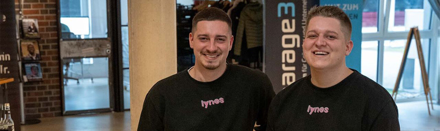 Die Brüder Tobias und Sven Hubbes sind die Gründer der lynes App, mit der Menschen Punkte sammeln, indem sie umweltfreundliche Wege mit öffentlichen Verkehrsmitteln oder zu Fuß zurücklegen.