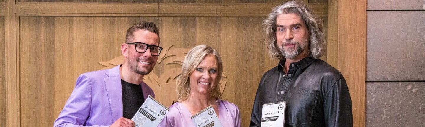 Nils Glagau mit den Gründern Kristina und Patrick Vock von Millis Zaubertücher bei "Die Höhle der Löwen" (DHDL)