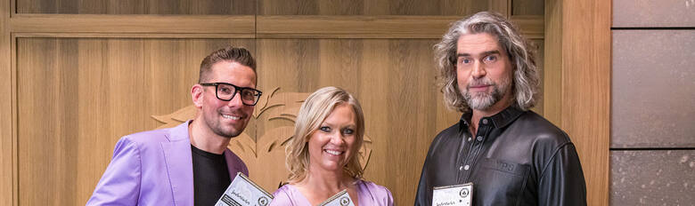 Nils Glagau mit den Gründern Kristina und Patrick Vock von Millis Zaubertücher bei "Die Höhle der Löwen" (DHDL)