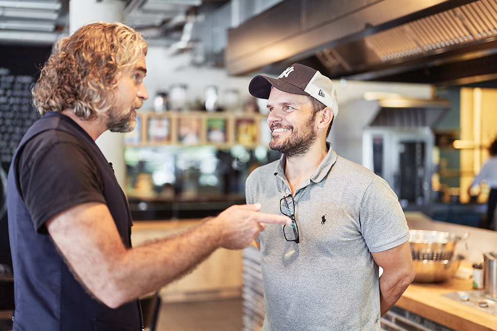 TV-Koch Steffen Henssler (rechts) wird neben Nils Glagau (links) neuer Investor beim Start-up TADA Ramen.