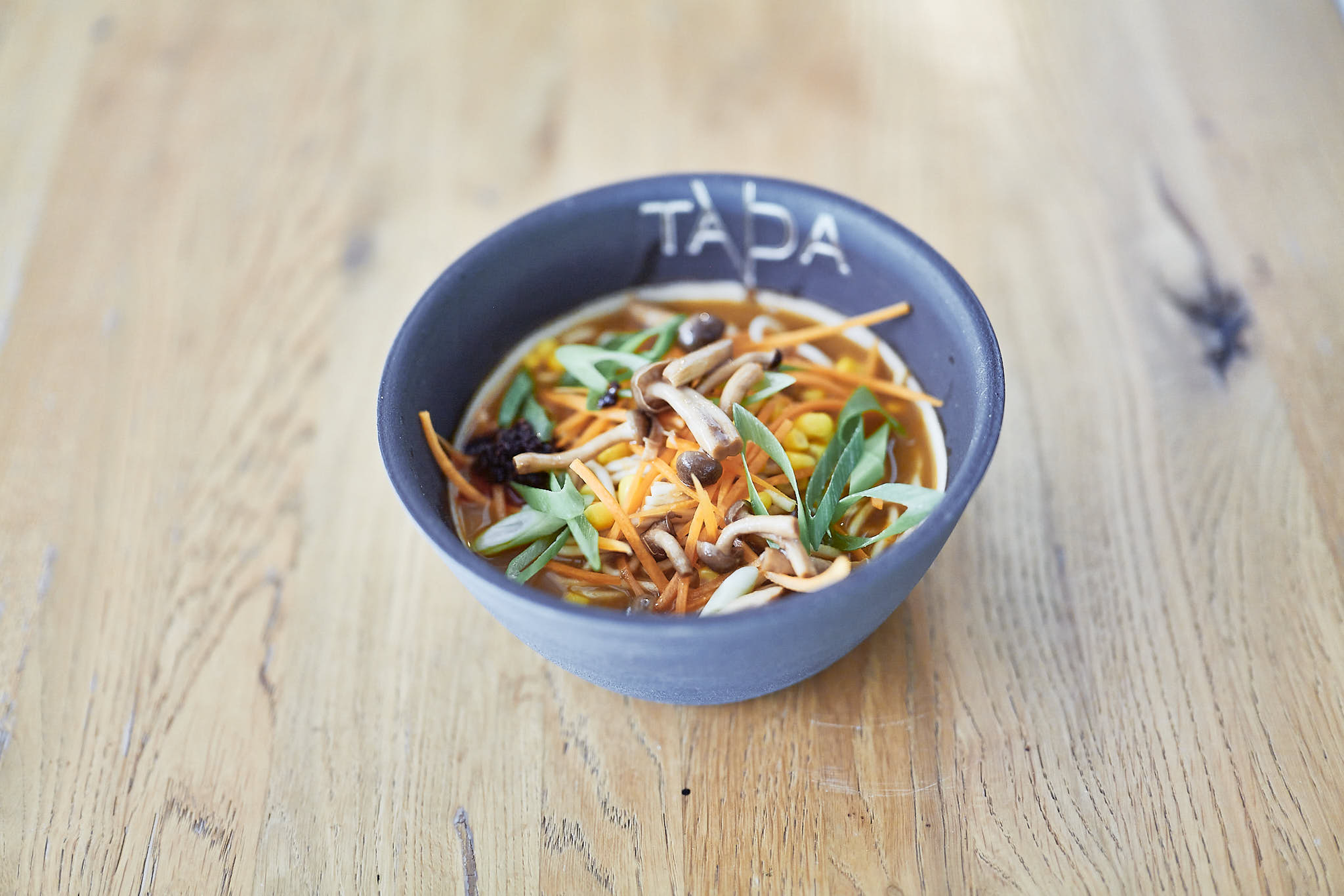 Mit den fertigen Ramenbrühen von TADA Ramen aus dem Glas kann man authentische Ramen ganz einfach in nur wenigen Minuten zuhause selber zubereiten.